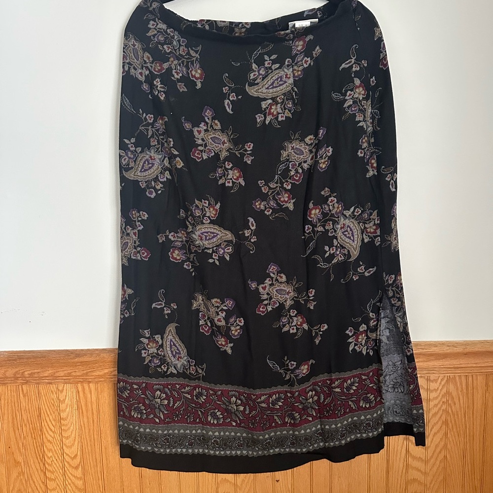 Jaclyn Smith Black and Red Patterned Skirt